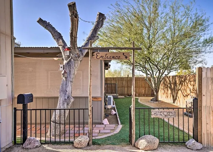 Western-style Family Home: 15 Mi To Pleasant Phoenix
