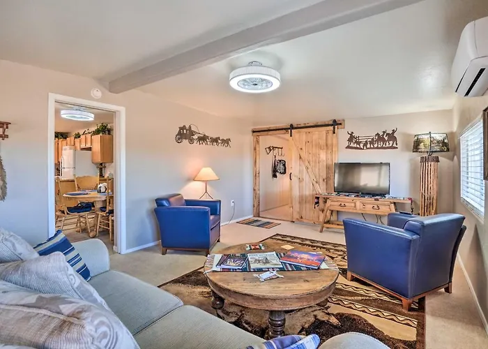 Western-style Family Home: 15 Mi To Pleasant Phoenix