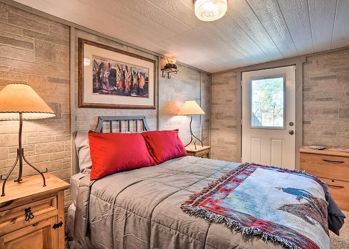 Western-style Family Home: 15 Mi To Pleasant
