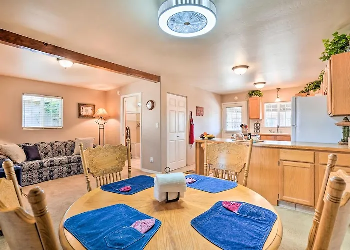 Western-style Family Home: 15 Mi To Pleasant Phoenix