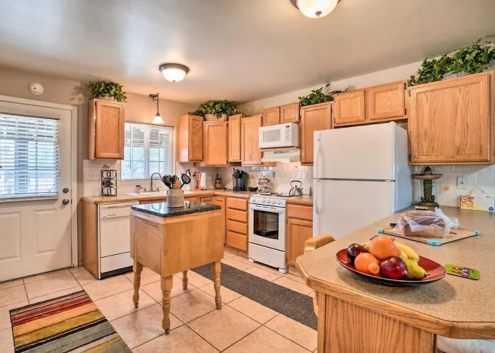 Western-style Family Home: 15 Mi To Pleasant