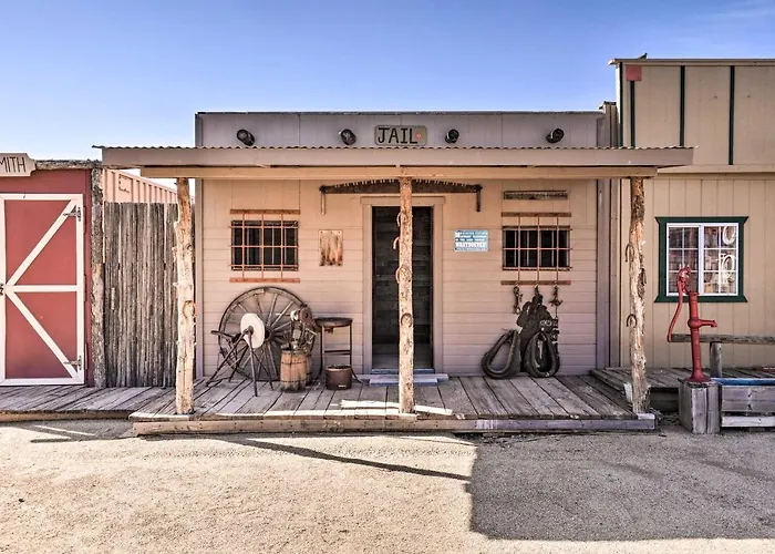 Western-style Family Home: 15 Mi To Pleasant Phoenix